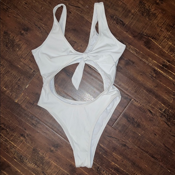 Cute beach outfit bundle white cheeky swimsuit - Picture 7 of 14